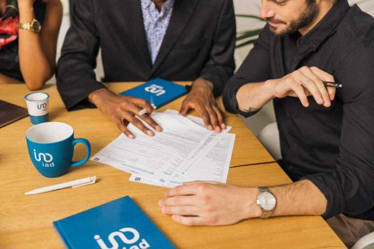 agent commercial immobilier en pleine activite