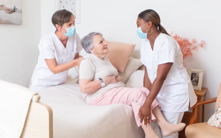 Quelles sont les meilleures phrases d'accroche pour un CV d'aide-soignante 29 aide soignante en action avec patients