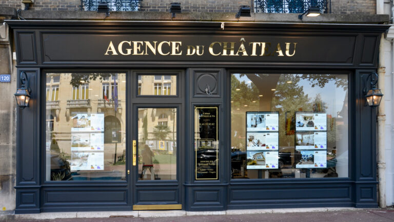 appartement moderne avec enseigne commerciale