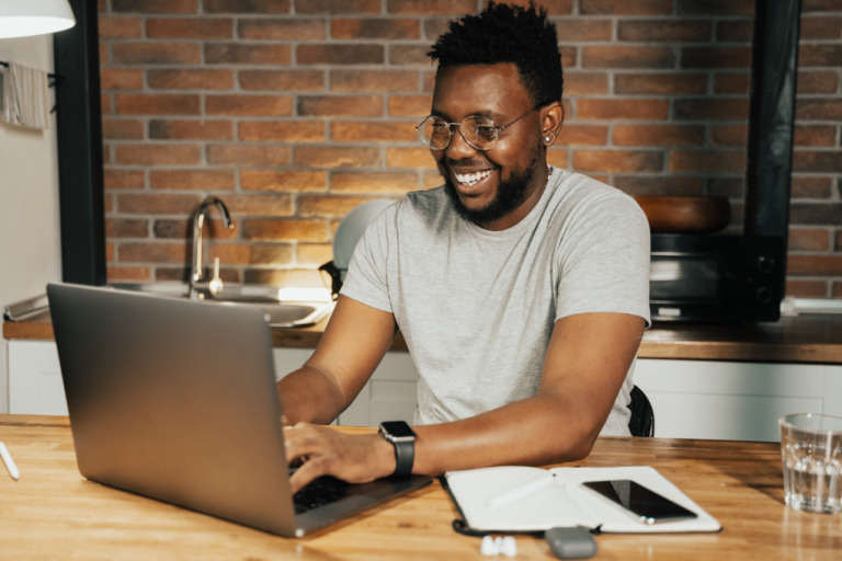auto entrepreneur devant un ordinateur
