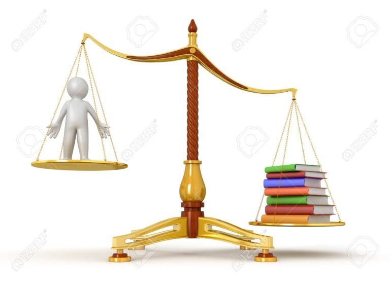balance de la justice avec des livres