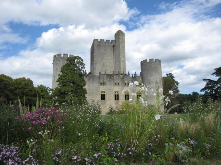Comment contacter Pôle Emploi à Saint-Médard-en-Jalles 1 batiment de pole emploi a saint medard en jalles