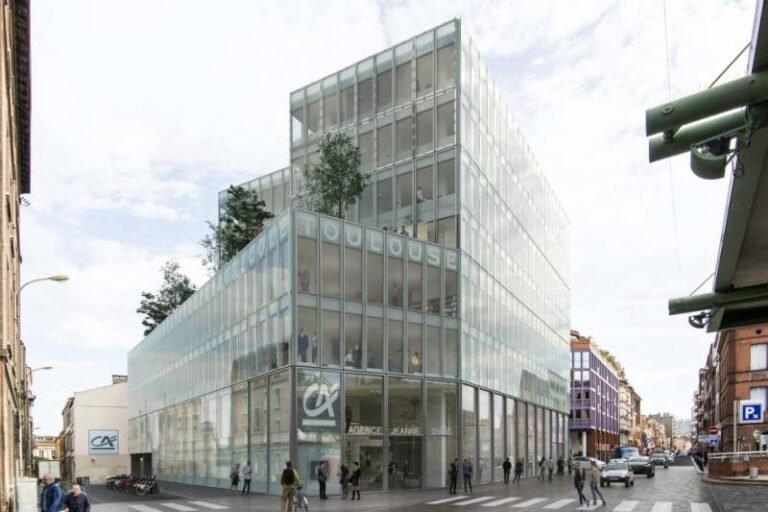 batiment moderne de la carsat a toulouse
