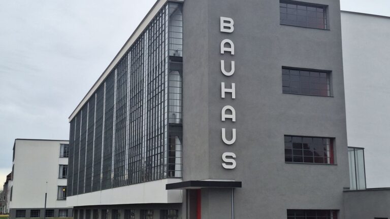 batiment moderne de lafd a paris