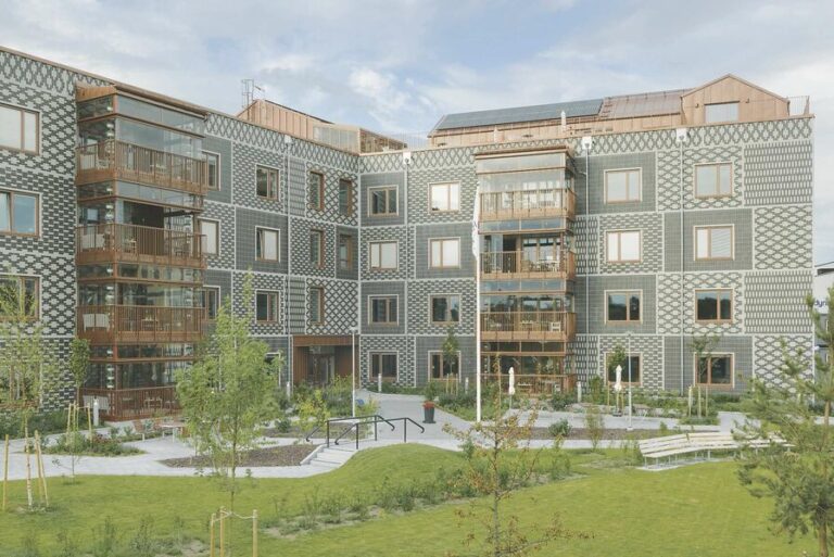 batiment moderne de retraite en milieu urbain