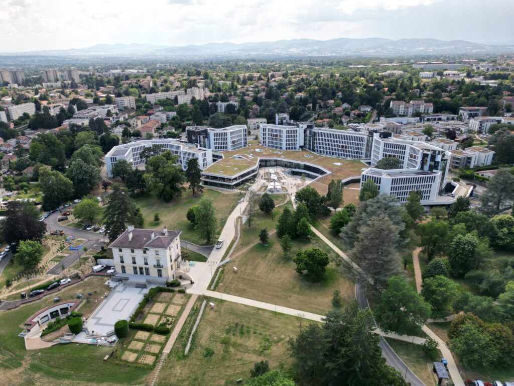 Quel est l’adresse et les services du Crédit Agricole Centre-Est à Lyon Point du Jour