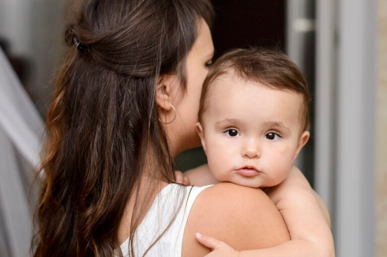 bebe dans les bras de maman