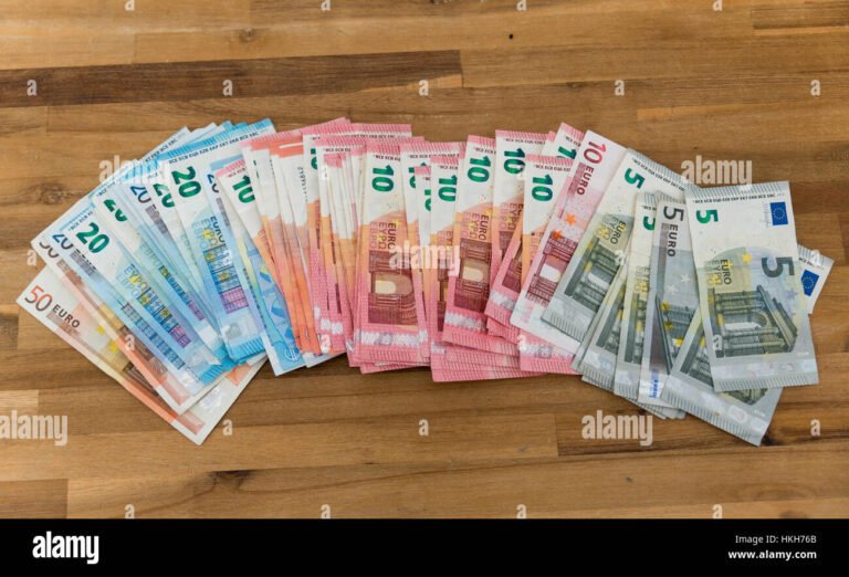 billets de banque en euros sur une table