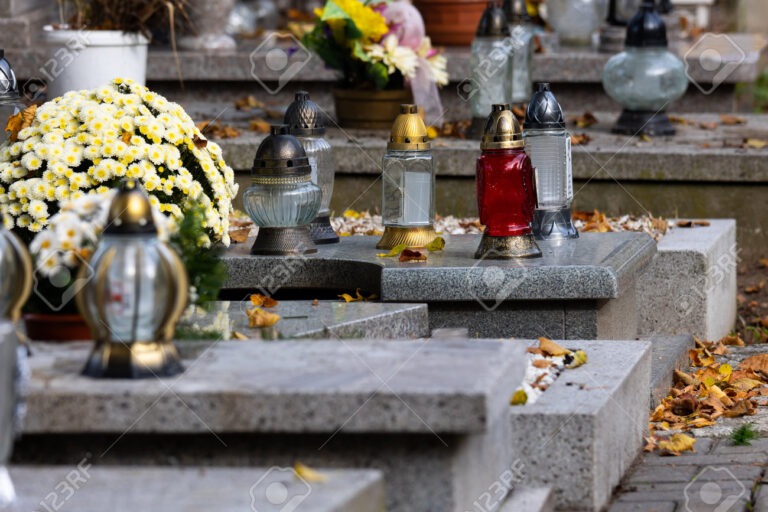 bougies et fleurs sur une tombe