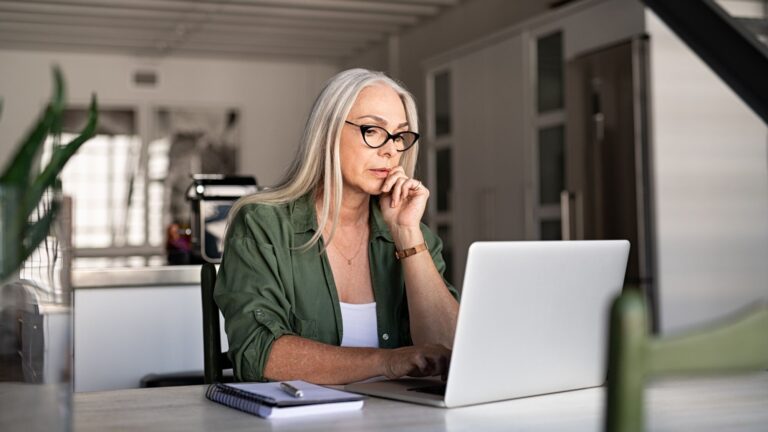 bureau avec ordinateur et documents administratifs