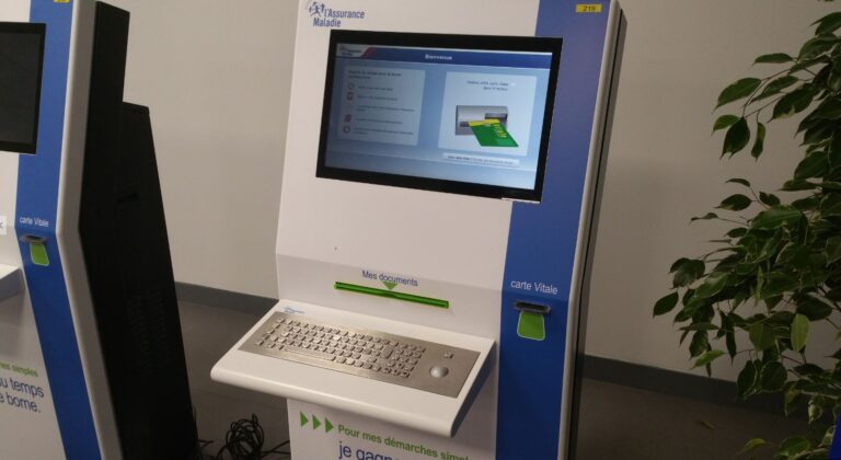 bureau de securite sociale avec documents