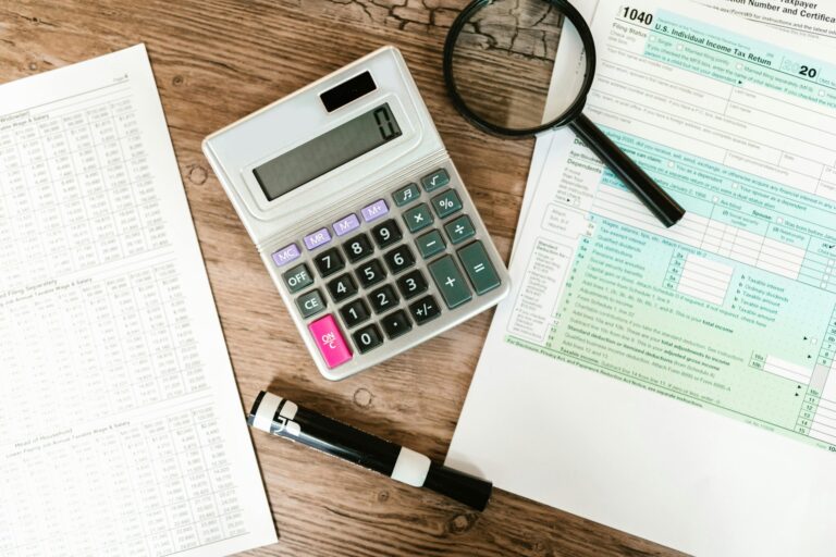 Comment calculer le salaire d'une assistante maternelle sur une année incomplète 1 calculatrice et documents administratifs sur une table