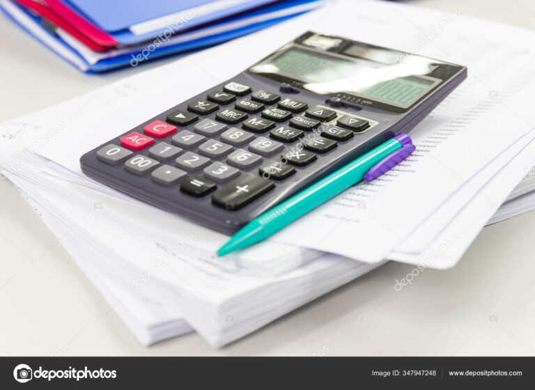 calculatrice et documents de travail sur table