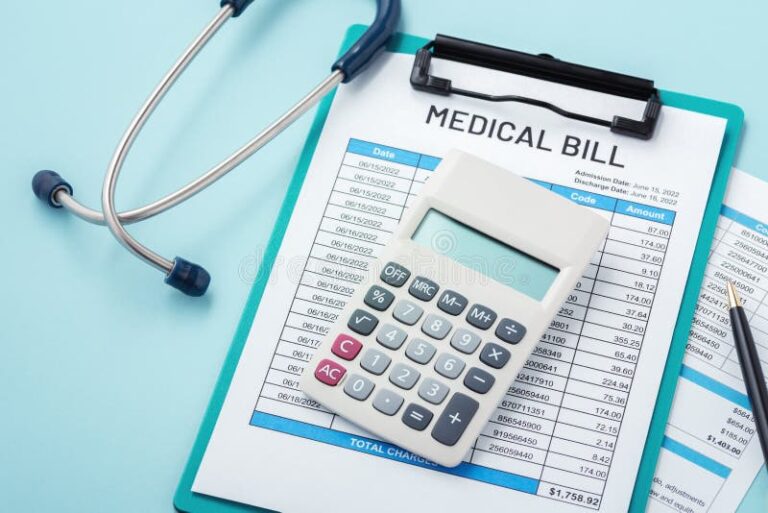 Comment calculer les indemnités journalières de maladie en France 59 calculatrice et documents medicaux sur une table 1