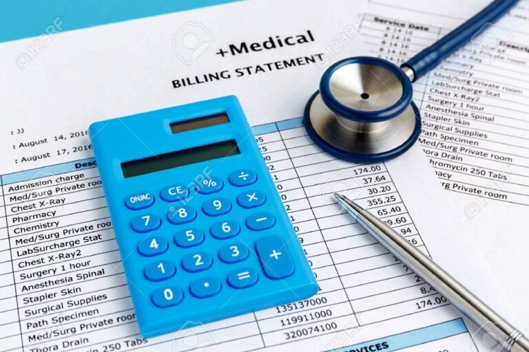 calculatrice et documents medicaux sur une table