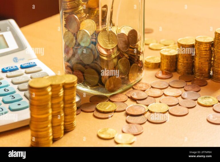 calculatrice et pieces de monnaie sur une table 1