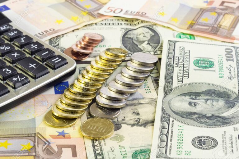 calculatrice et pieces de monnaie sur une table