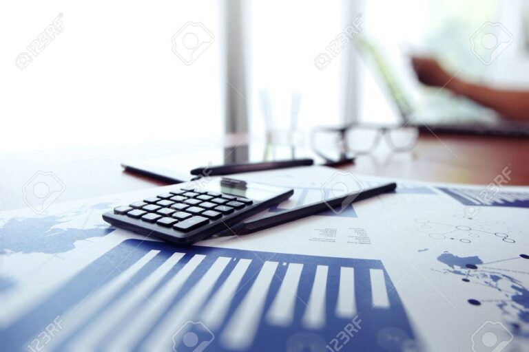 calculatrice sur un bureau avec documents