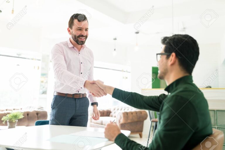 Comment trouver un emploi stable en France qui me correspond 18 candidat souriant lors dun entretien dembauche