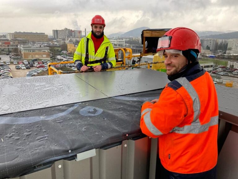 chantier btp sous la pluie en action