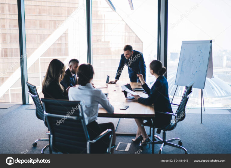 collaborateurs discutant autour dune table