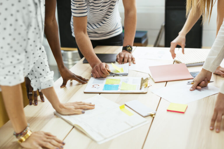 collaborateurs examinant des documents dentreprise