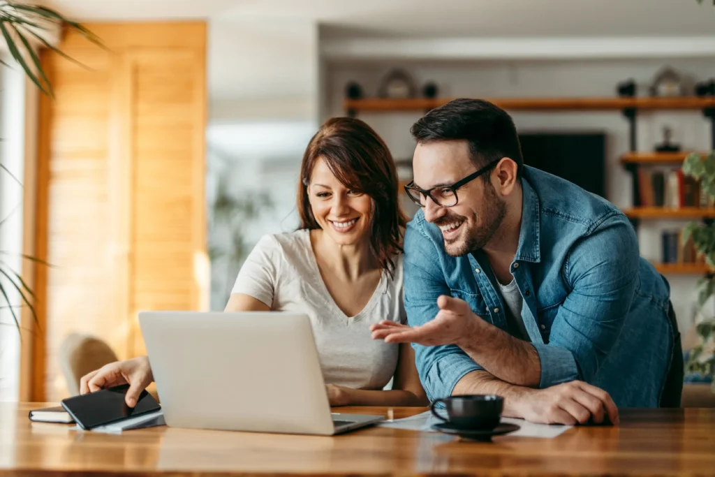 couple discutant de leurs options de mutuelle