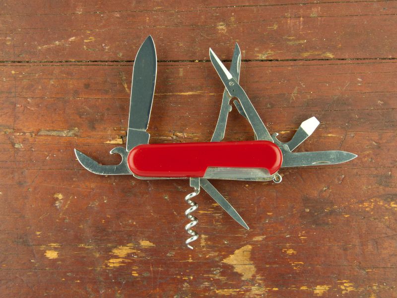 Peut-on légalement porter un couteau suisse sur soi en France 1 couteau suisse sur une table en plein air