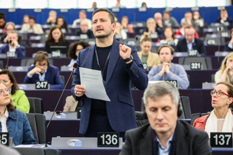 deputes europeens en discussion lors dune reunion
