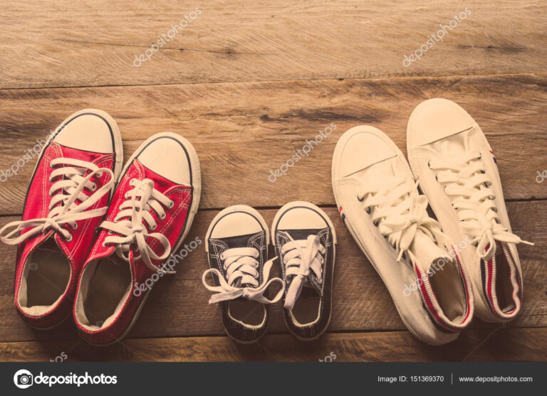 des chaussures sur un sol en bois