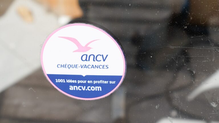 des cheques vacances dans un paysage de vacances