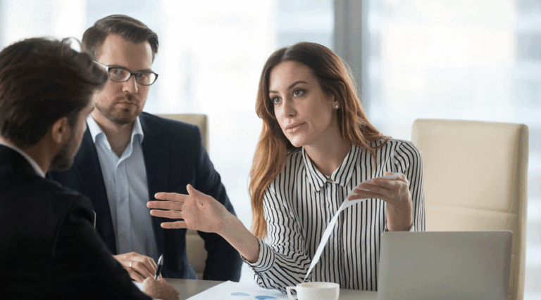 Pourquoi Pole Emploi recrute-t-il des conseillers pour ses équipes 39 des conseillers en discussion avec des candidats