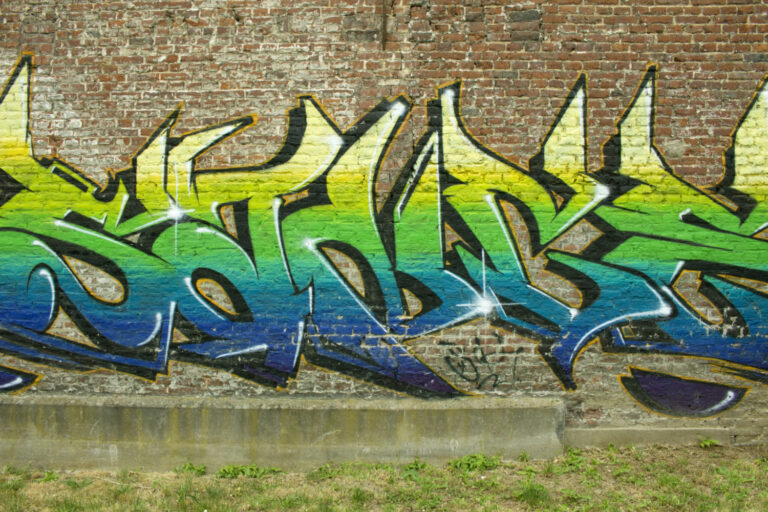 C'est quoi le N-word et pourquoi est-il si controversé 1 des graffitis sur un mur urbain