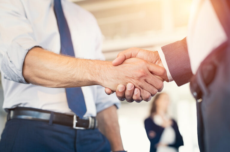 des mains echangent des contrats dentreprise
