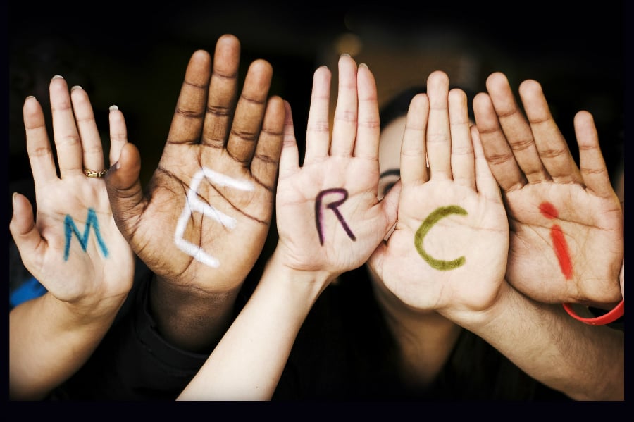 Comment formuler un merci pour l'intérêt que vous portez 1 des mains en signe de gratitude