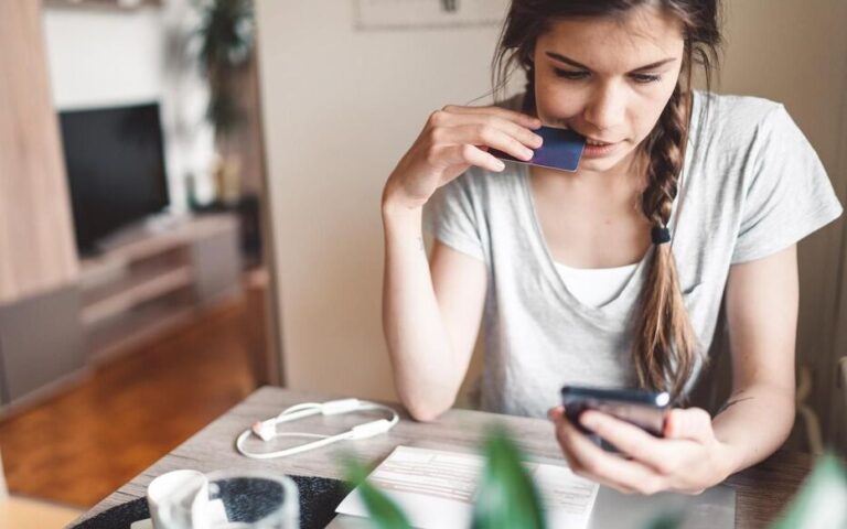 L'État Peut-il Prendre de l'Argent sur Nos Comptes Bancaires 1 des mains plongeant dans un compte bancaire