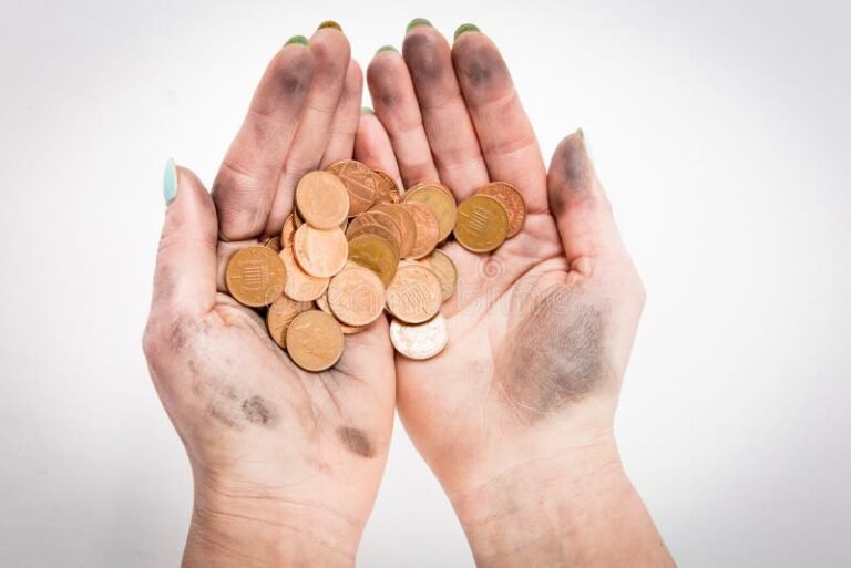 Est-ce que les petites retraites vont vraiment augmenter prochainement 2 des mains tenant des pieces de monnaie 1