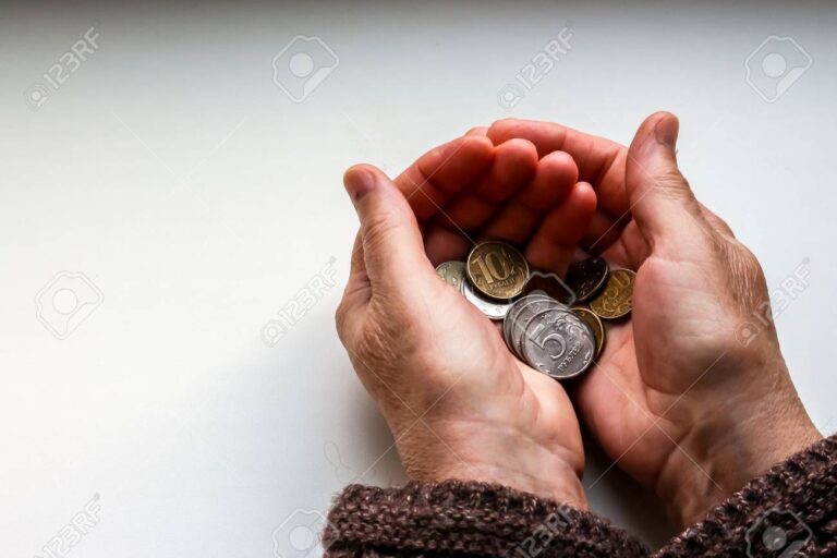 des mains tenant des pieces de monnaie