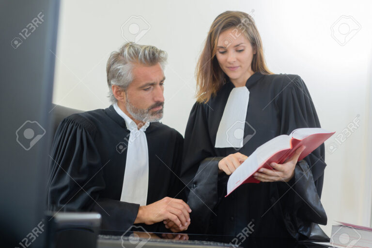 des personnes discutant autour dun dossier juridique