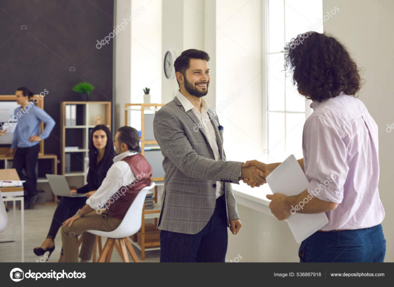 des personnes echangeant des salutations creatives