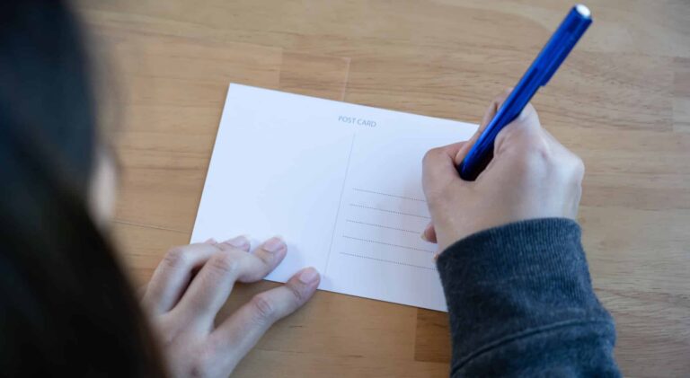 Que doit-on inclure dans une lettre à l'attention des ressources humaines 1 des personnes ecrivant une lettre professionnelle