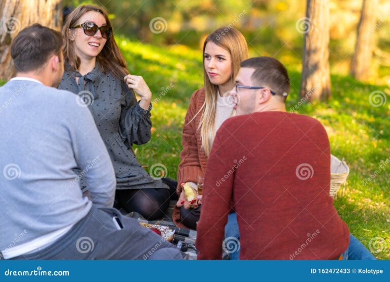 des personnes en train de discuter dans un parc