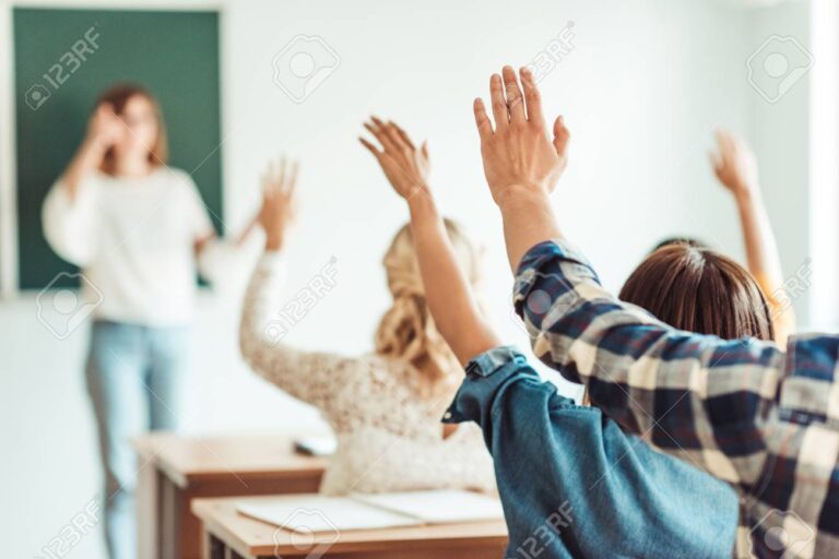 Que signifie l'expression « nous sommes preneurs » en français 1 des personnes levant la main en accord