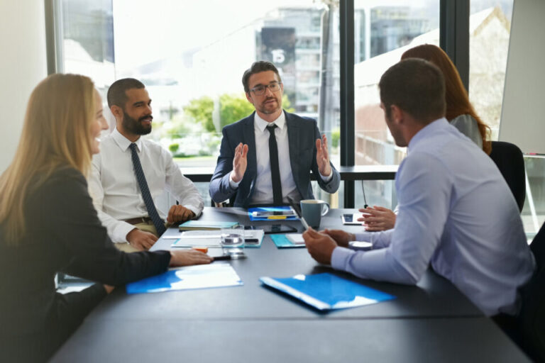 des travailleurs dans une reunion de salaire
