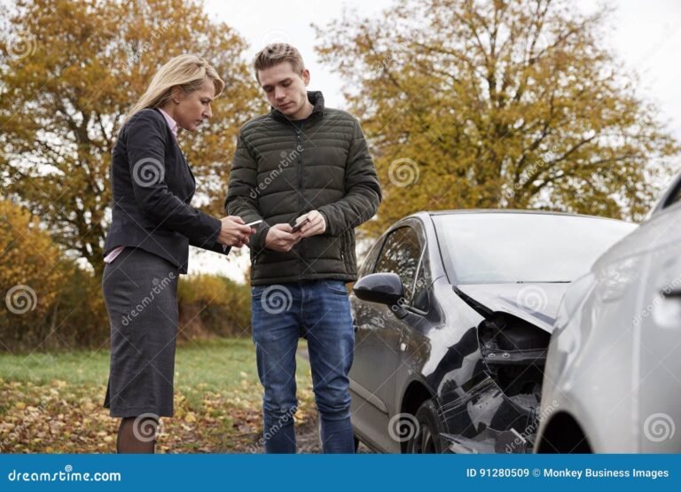 deux amis echangeant les cles dune voiture