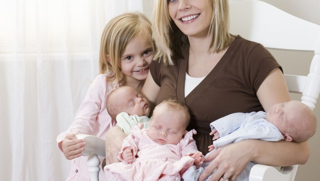deux bebes jumeaux avec des parents differents