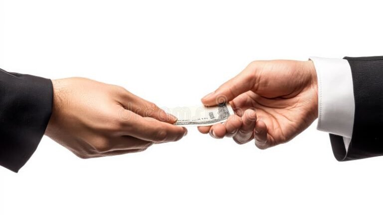 Acompte ou avance sur salaire : quelles sont les différences 2 deux mains echangeant de largent