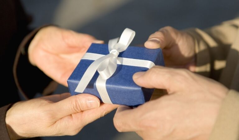 deux mains echangeant un cadeau symbolique
