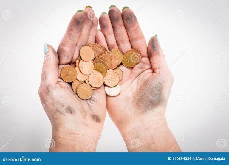 deux mains tenant des pieces de monnaie