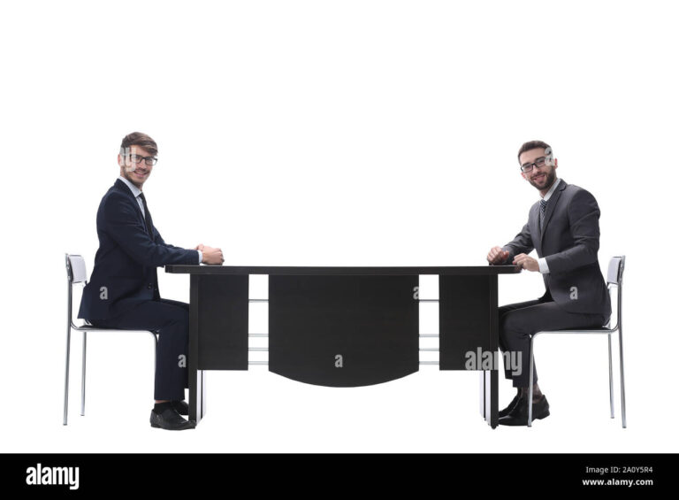 Comment trouver une personne qui peut m'aider efficacement 1 deux personnes discutant autour dune table